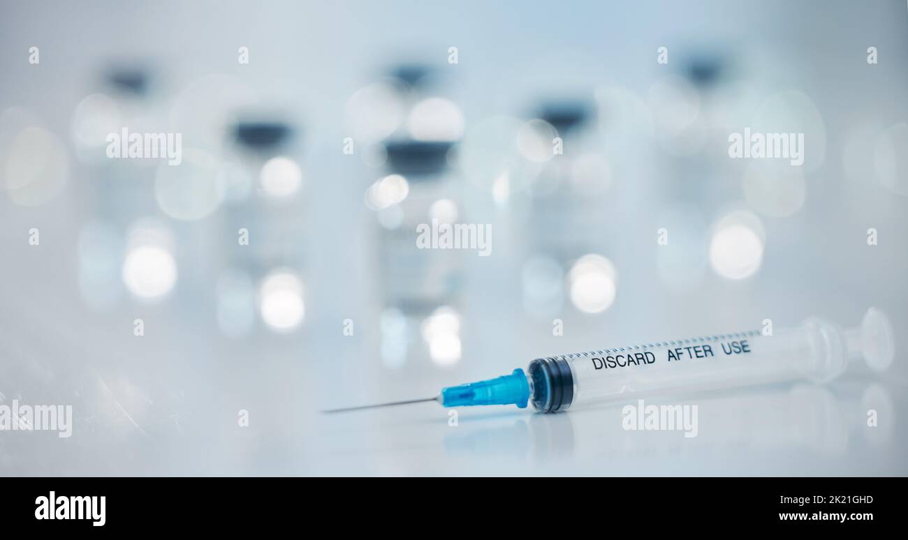 Aiguille de vaccin Covid pour le botox, les médicaments pharmaceutiques médicaux ou la médecine du cancer en laboratoire de recherche sur le virus corona ou en pharmacie, aiguille pour les soins de santé Banque D'Images