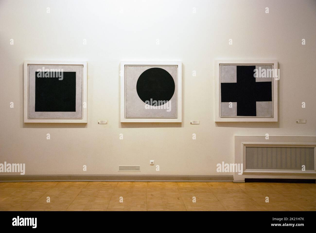 Kazimir Malevich, place Noire, cercle Noir, tableaux de la Croix Noire au Musée russe, Saint-Pétersbourg, 22 avril 2022 Banque D'Images