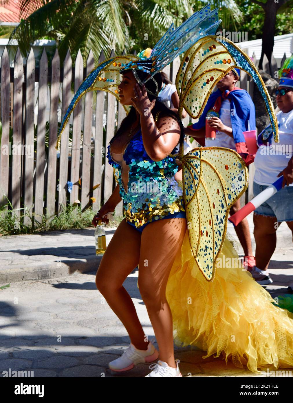 Une jeune femme bélizéenne dans un magnifique costume de papillon brillant et coloré en paradant dans le San Pedro, Belize, Carnaval 2022. Banque D'Images