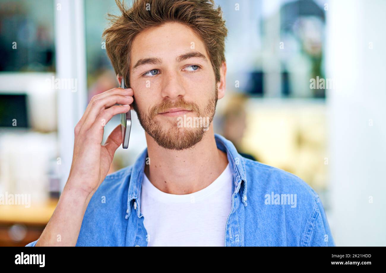 Prenez le téléphone... un jeune entrepreneur qui parle au téléphone Banque D'Images