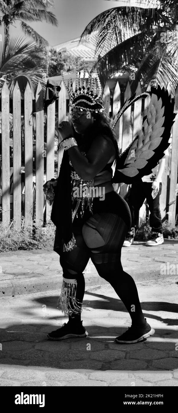 Une danseuse solitaire, en monochrome, prenant part à la procession de San Pedro, Belize, Carnaval 2022. Banque D'Images