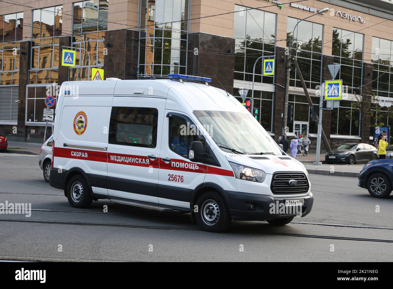 Une ambulance se déplace dans le centre de Saint-Pétersbourg après l'annonce d'une mobilisation partielle de la population. Le président russe Vladimir Poutine a annoncé une mobilisation partielle en Russie, le décret correspondant a déjà été signé. Le ministre de la Défense, Sergei Shoigu, a déclaré qu'il couvrira 300 mille personnes et qu'il commence sur 21 septembre. Le décret présidentiel dit que la mobilisation est effectuée conformément à la loi sur la formation et la mobilisation à la mobilisation dans la Fédération de Russie. Selon cette loi, les citoyens qui sont en réserve et qui n'ont pas le droit de d Banque D'Images