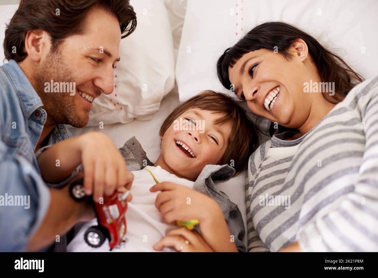 Chaque moment est compté. Les parents heureux se liant à leur fils à la maison Banque D'Images