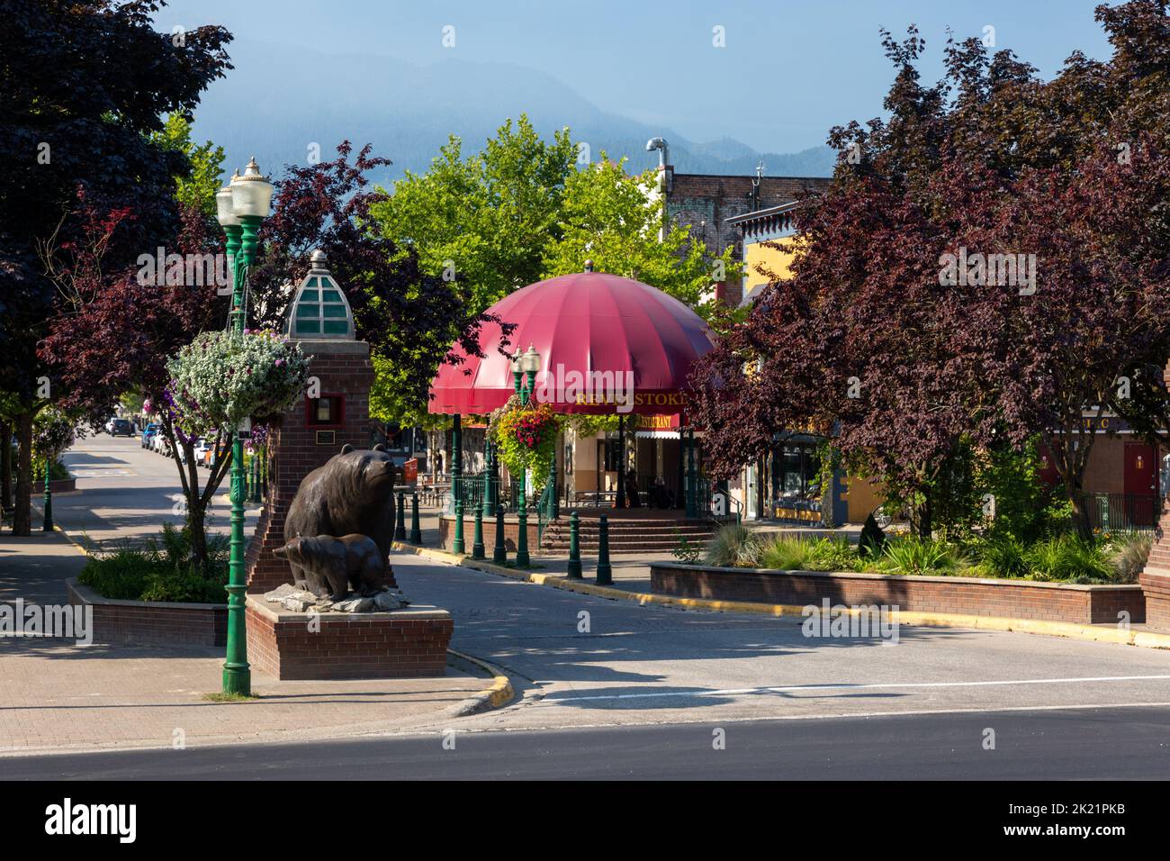 Revelstoke, Canada - Circa 2022 : centre-ville de Revelstoke par une journée ensoleillée Banque D'Images