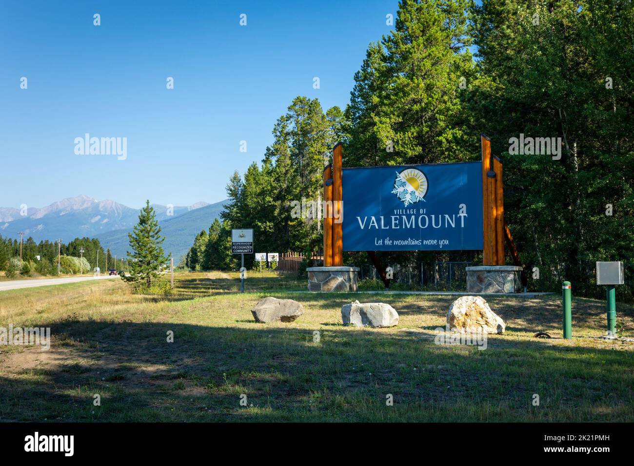 Valemount, Canada - Circa 2022 : panneau du village de Valemount Banque D'Images