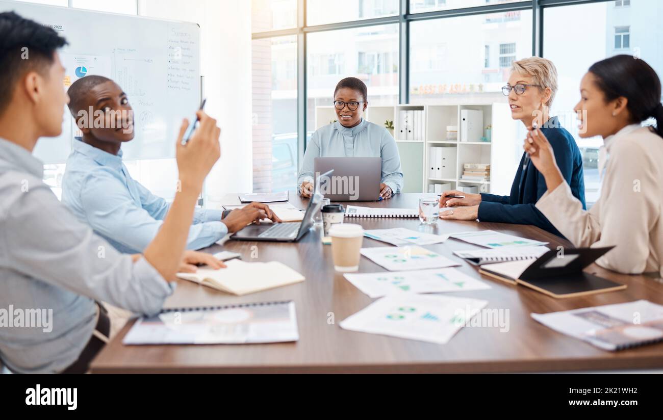 Diversité des réunions d'affaires, de la collaboration ou du travail d'équipe dans les salles de réunion de bureau, en entreprise ou en démarrage avec du papier et des documents. Hommes, femmes ou personnes dans le monde Banque D'Images
