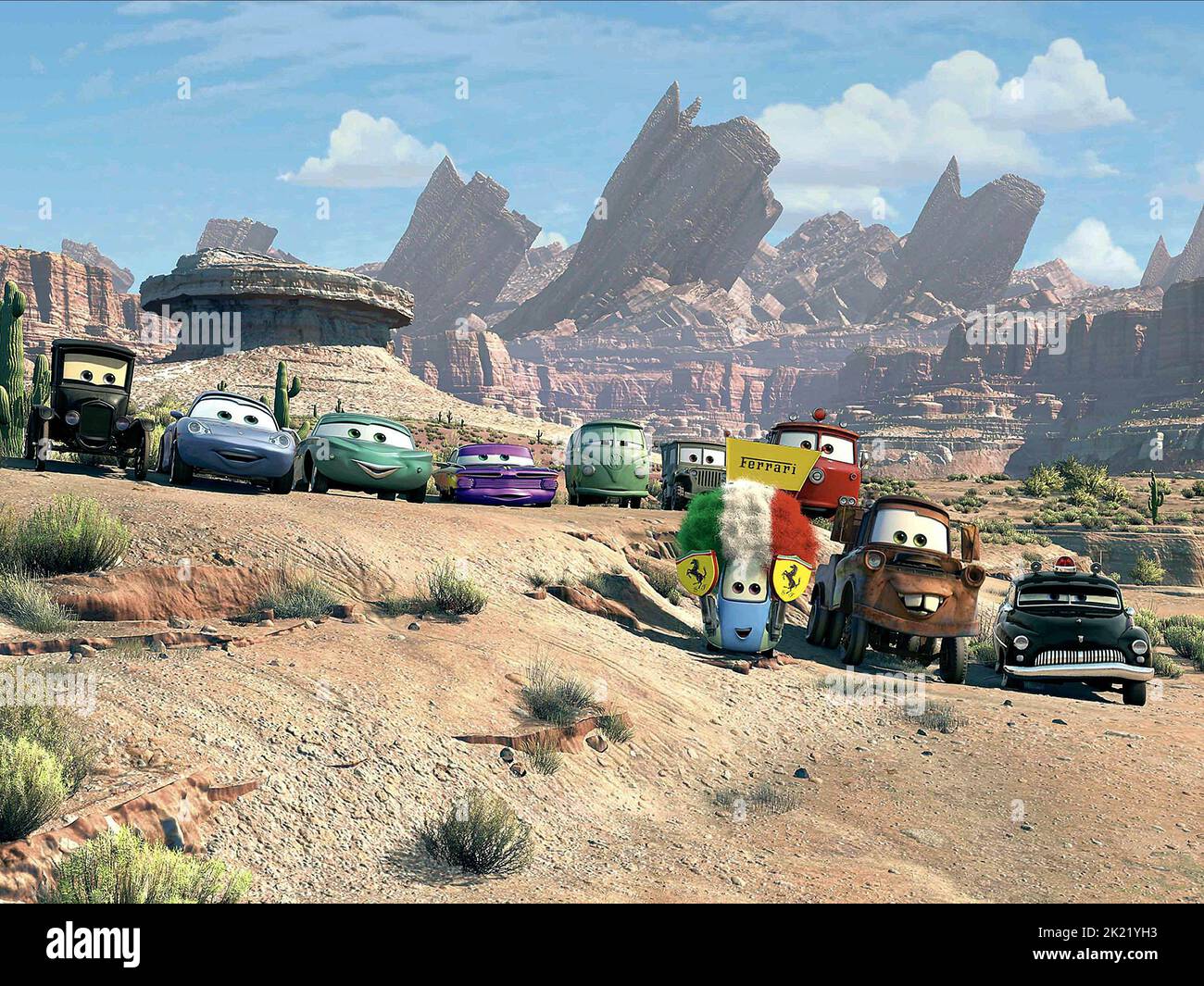 LIZZIE,CARRERA,FLO,RAMONE,FILLMORE,SARGE,ROUGE,GUIDO,MATER,SHERRIF, CARS, 2006 Banque D'Images