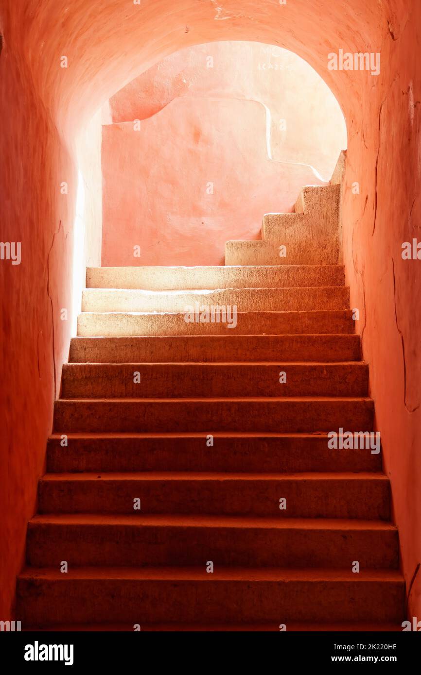 Escalier en pierre rouge illuminé à l'intérieur du Convento de San Bernardino de Siena à Valladolid, au Mexique Banque D'Images