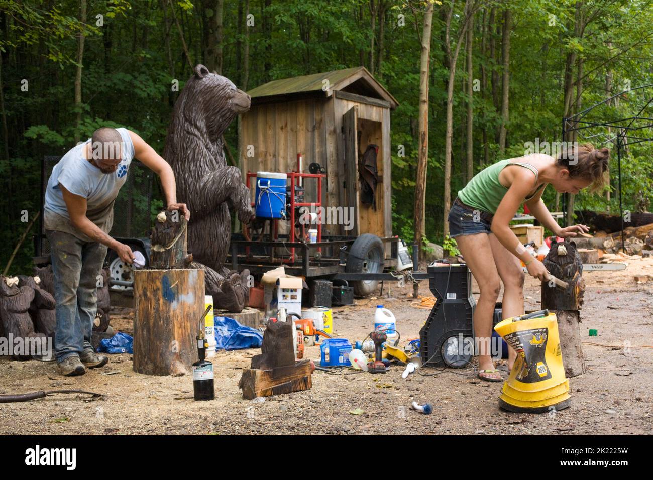 L'homme et la femme font l'ours sculpté de vendre par le lac Oneida, centre de l'État de New York Banque D'Images
