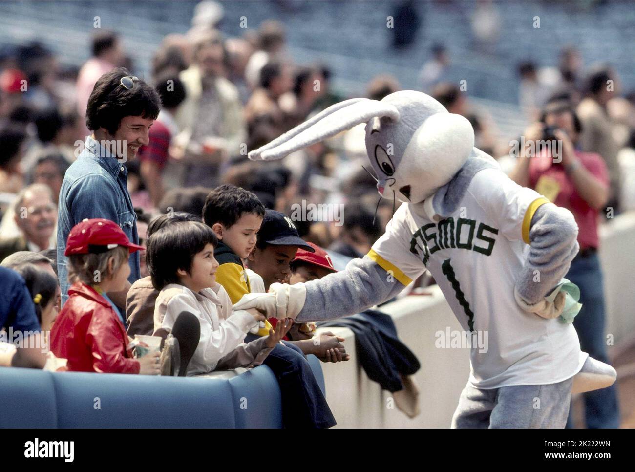 UNE MASCOTTE DE FOOTBALL AVEC DES ENFANTS, UNE FOIS DANS SA VIE : L'HISTOIRE EXTRAORDINAIRE DU NOUVEAU YORK COSMOS, 2006 Banque D'Images