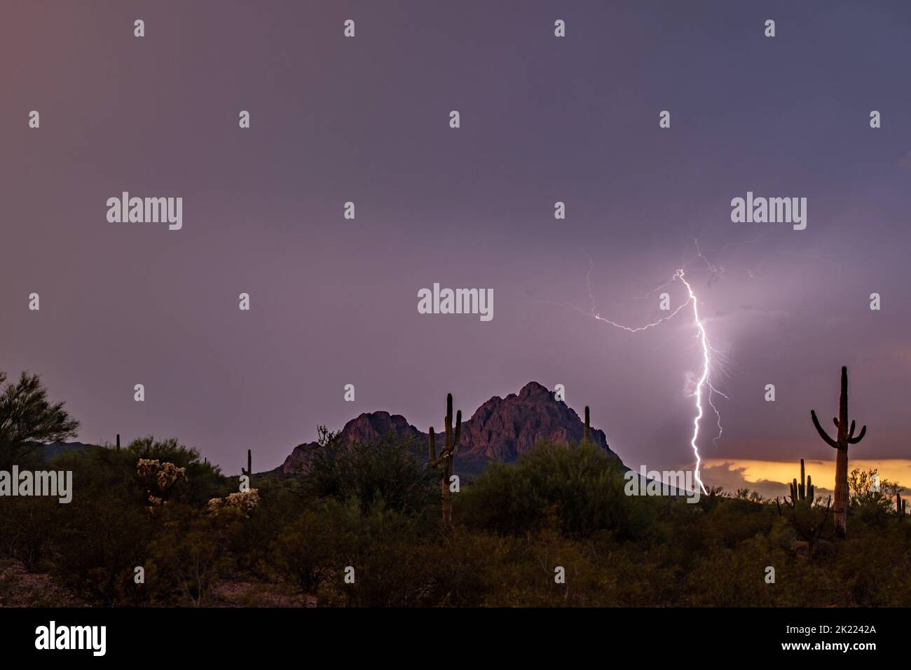 Sunset lightning over sonoran desert mountains Banque D'Images