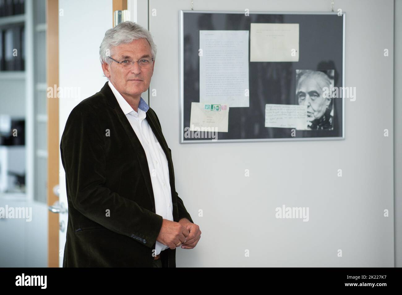 Mayence, Allemagne. 16th septembre 2022. Peter Frey, rédacteur en chef de ZDF, se trouve à côté d'un cadre avec une lettre de l'écrivain Anna Seghers après une interview. Seghers l'avait écrit après qu'il, en tant que jeune journaliste, ait écrit sur le fond réel de son roman "la septième Croix". Credit: Sebastian Gollnow/dpa/Alay Live News Banque D'Images