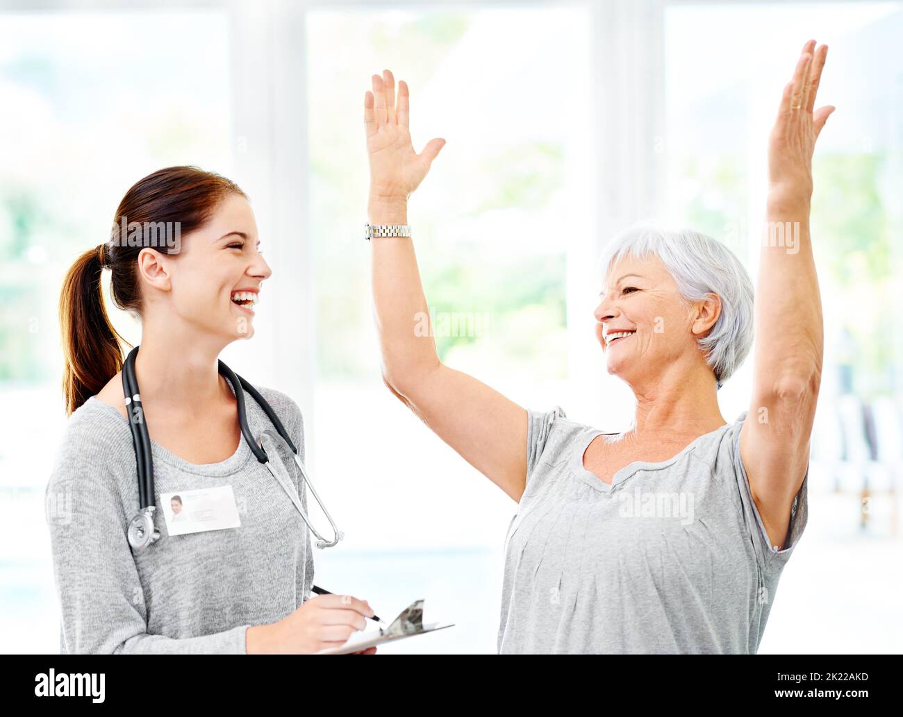 Vos tests étaient négatifs. Un médecin expliquant les résultats positifs des tests à un patient senior surjoyeux Banque D'Images