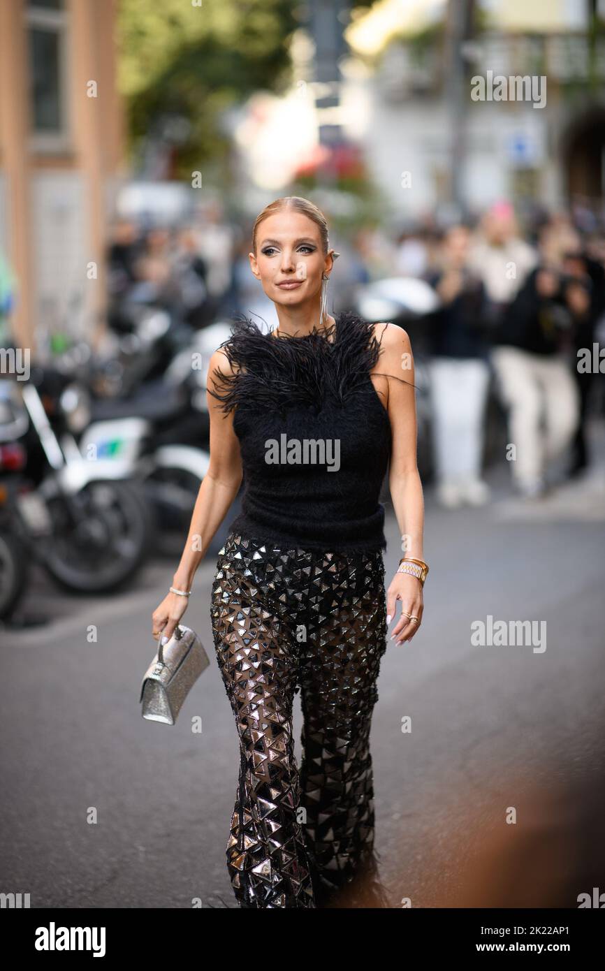 Leonie Hanne à l'extérieur de l'Alberta Ferretti show pendant la semaine de la mode de Milan printemps/été 2023 Banque D'Images