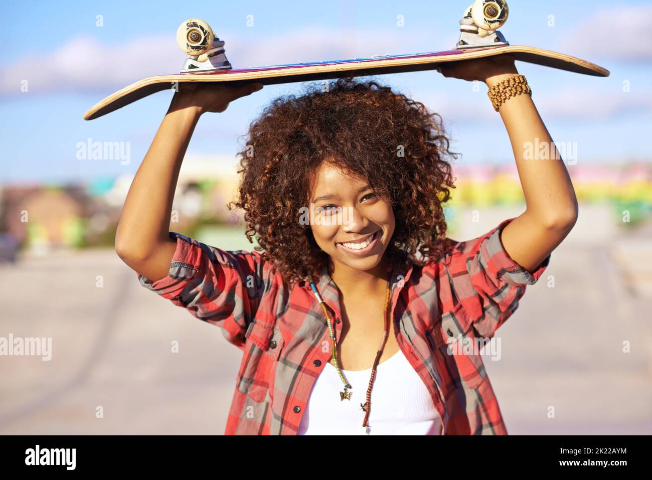 Skateboardings le vrai gagnant. Une jeune femme avec son skateboard dans un skatepark Banque D'Images