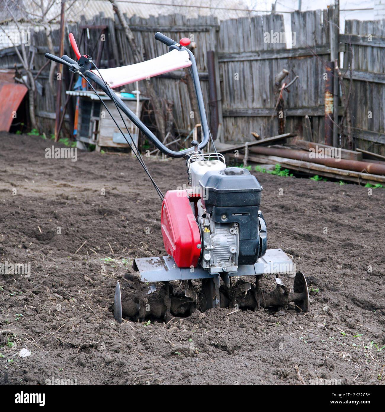 Rotoculteurs cultivateur labourant la terre. Mise au point sélective Banque D'Images