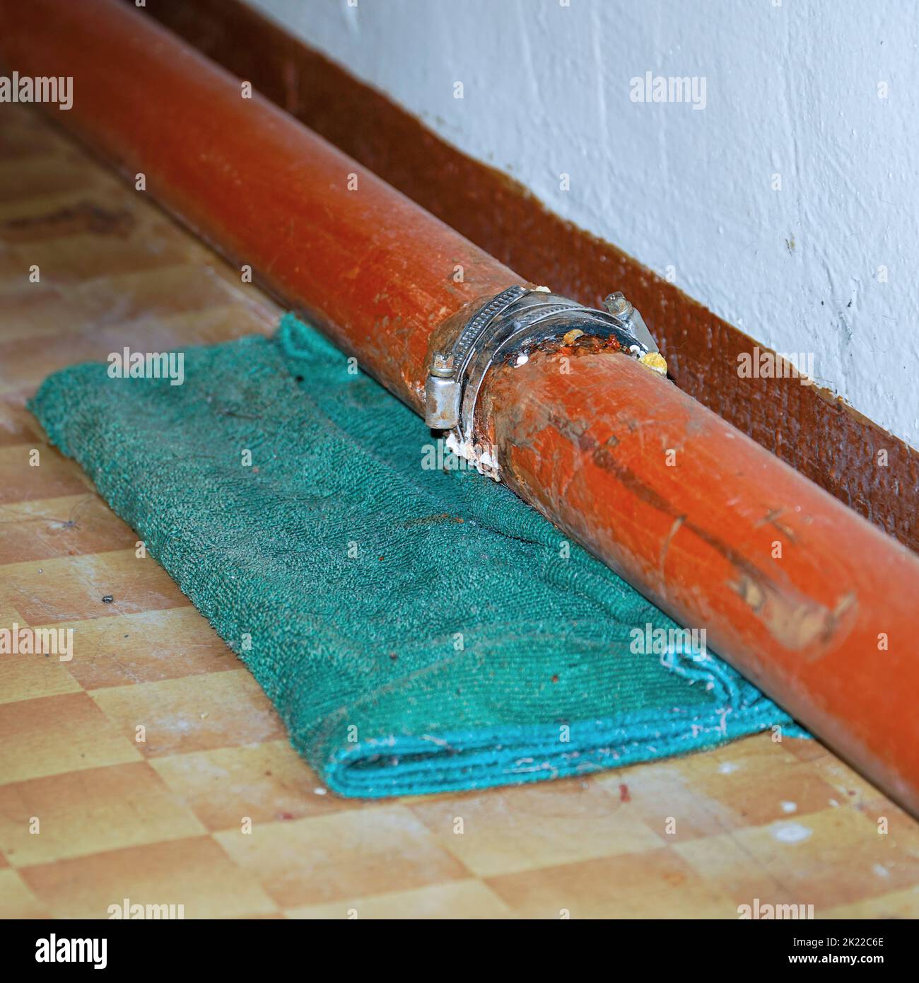 Fixer le raccord sur un tuyau d'eau qui fuit. Mise au point sélective Banque D'Images