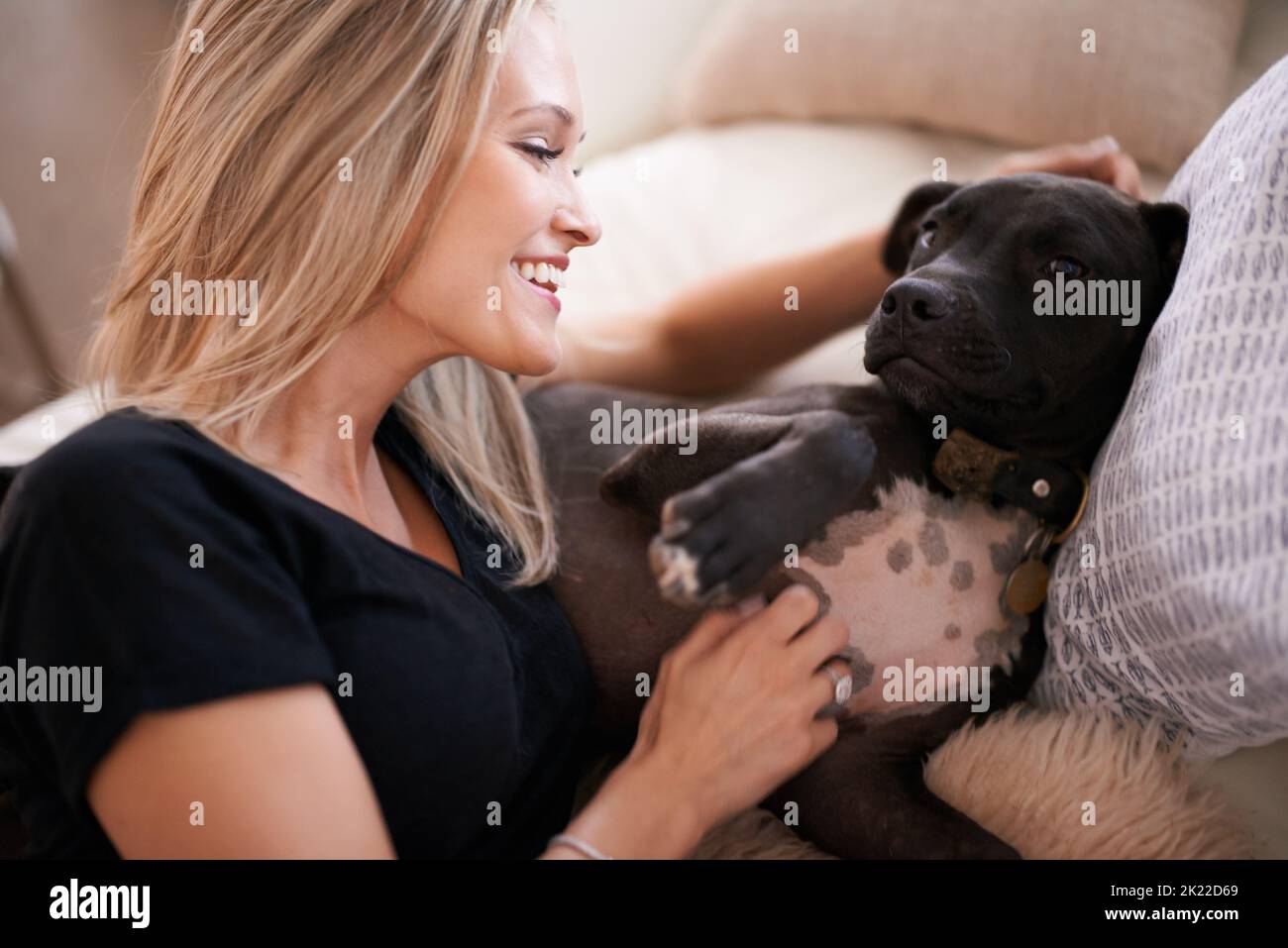 Quelle petite fille. Une jeune femme qui pette son chien Banque D'Images