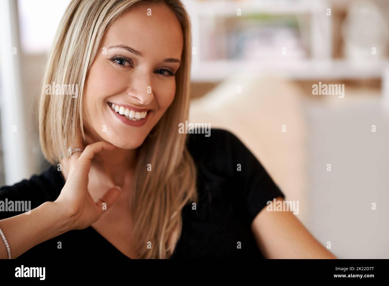 C'est un peu un temps d'arrêt. Portrait d'une jeune femme blonde assise sur son canapé à la maison Banque D'Images