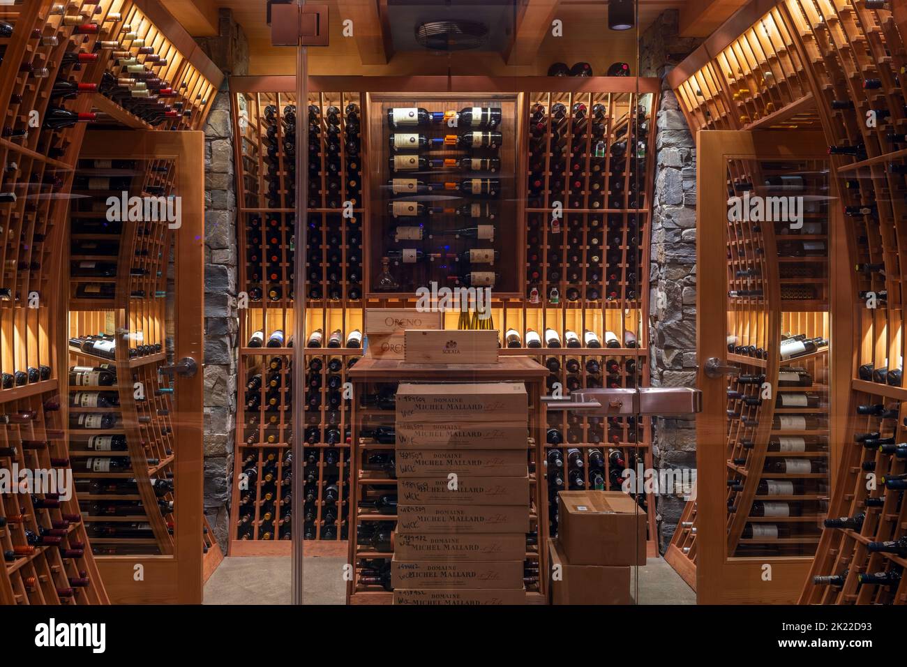Bouteilles de vin dans la cave à vin de Wickaninnish Inn, Tofino, île de Vancouver, Colombie-Britannique, Canada. Banque D'Images