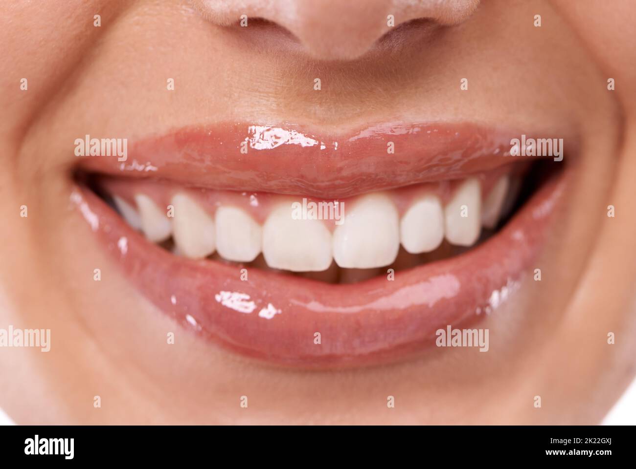 C'est un sourire parfait. Une bouche et des dents de womans Banque D'Images