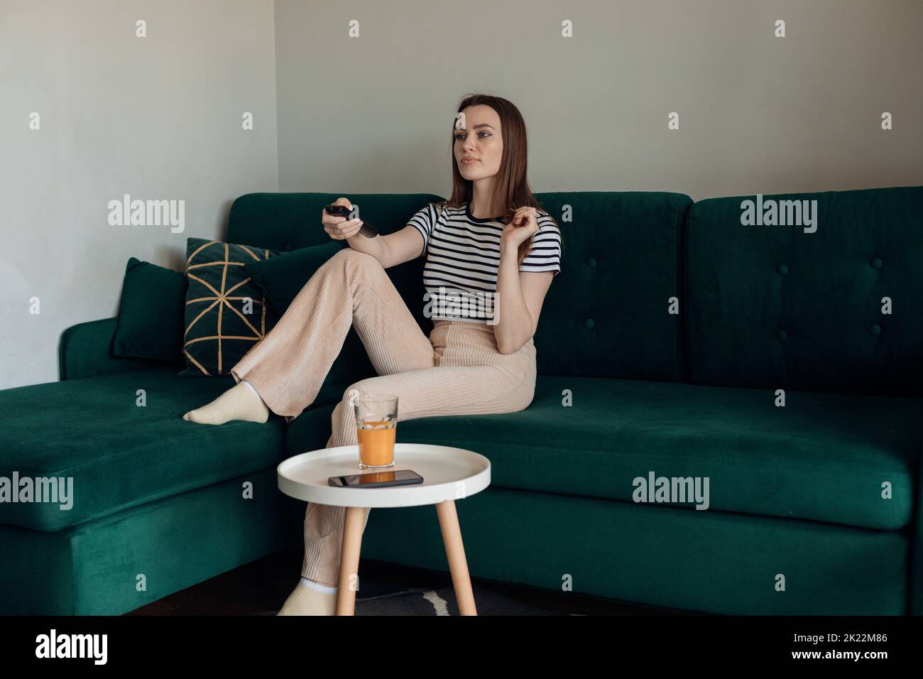 Belle Fille Regardant Un Film à La Télévision Tout En étant Assise Sur Un Canapé Une Jeune 