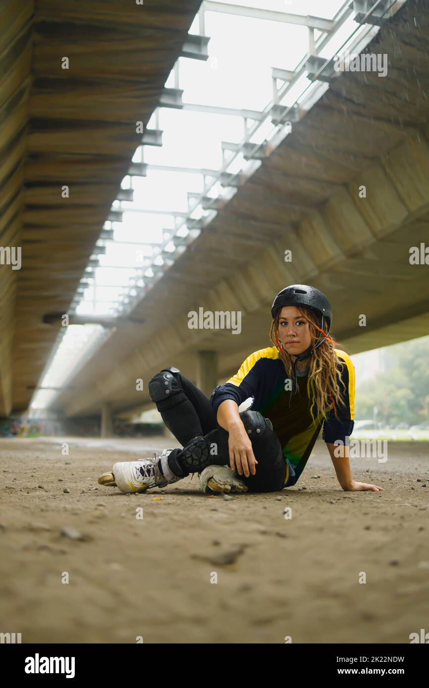 Young adult woman with helmet and roller blades Banque D'Images