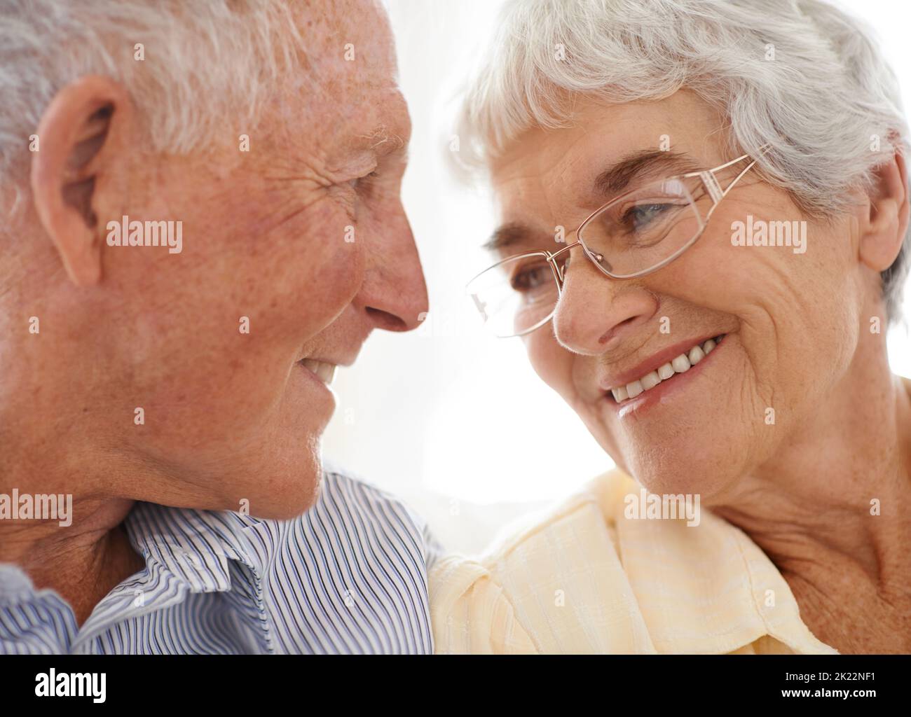 Dans l'amour après toutes ces années. Un couple âgé à la maison ensemble Banque D'Images