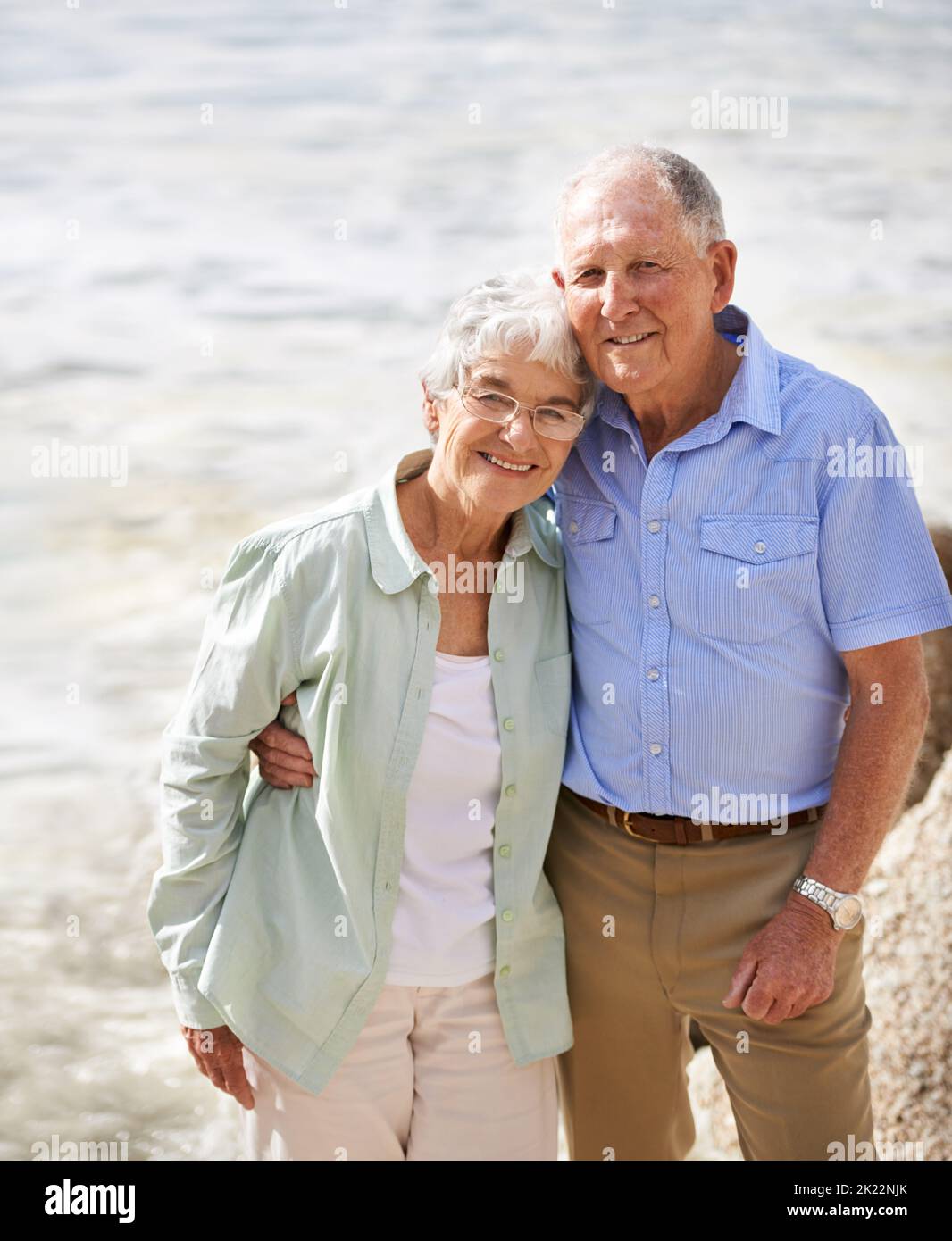Ensemble où que la vie les mène. Portrait d'un couple âgé sur la plage Banque D'Images