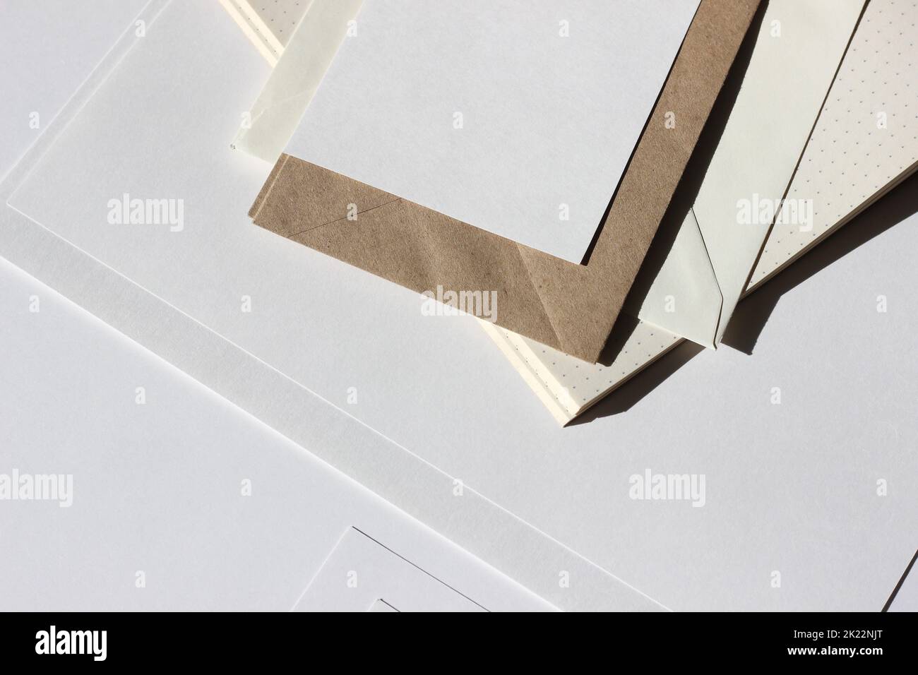 Enveloppes en papier Kraft, cartes, papier à lettres sur fond blanc. Maquette de conception d'entreprise minimale. Banque D'Images