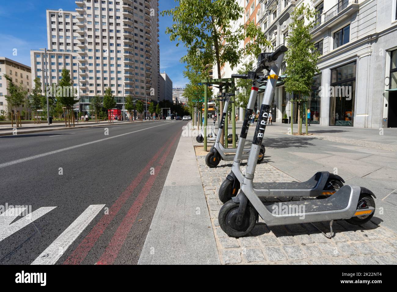 Madrid, Espagne. Septembre 2022. Location de scooters électriques sur un trottoir dans le centre-ville Banque D'Images