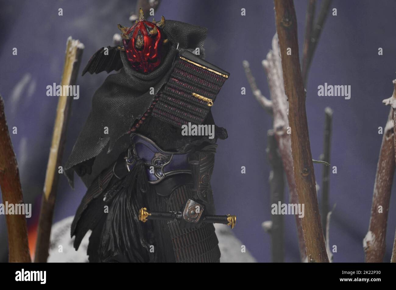 La figure Darth Maul à côté des branches. Banque D'Images