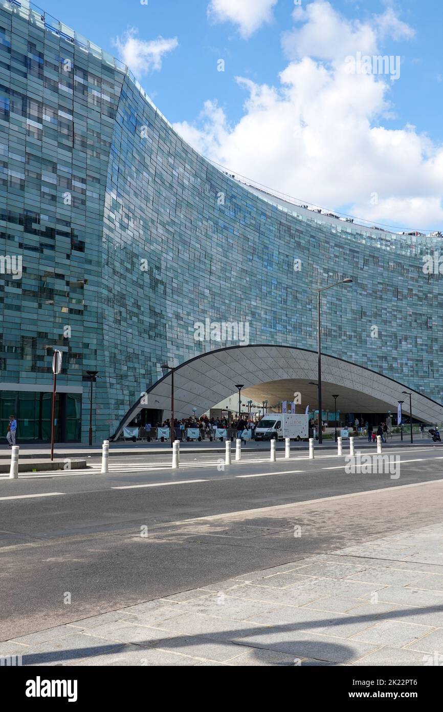 Les membres du public apprécient les activités de la journée européenne du patrimoine sur la place du nouveau bâtiment parisien du Groupe le monde, l'architecture de Snøhetta. Banque D'Images