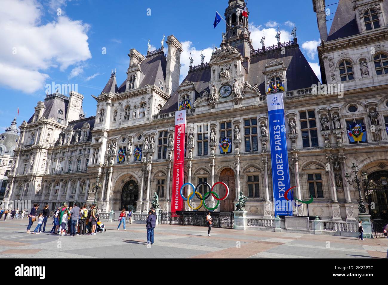 Personnes en face de l'Hôtel de ville, Hôtel de ville, pendant les Journées européennes du Patrimoine, Journées du Patrimoine 2022, Paris, France. Banque D'Images
