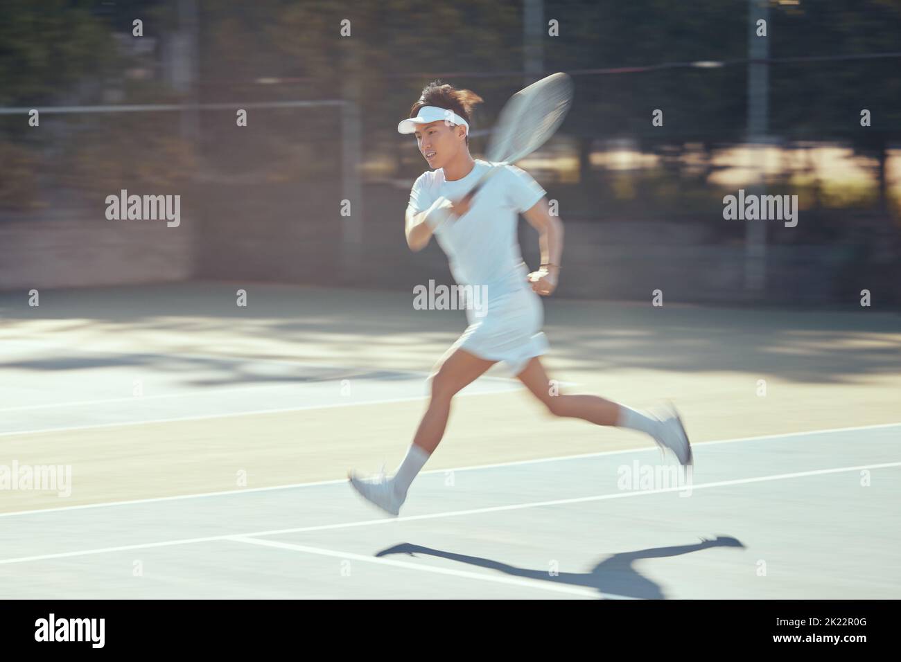 Sport de tennis asiatique homme courant sur le court de tennis entraînement, exercice et entraînement pour le jeu ou la compétition cardio but. Santé, fitness et motivation com Banque D'Images