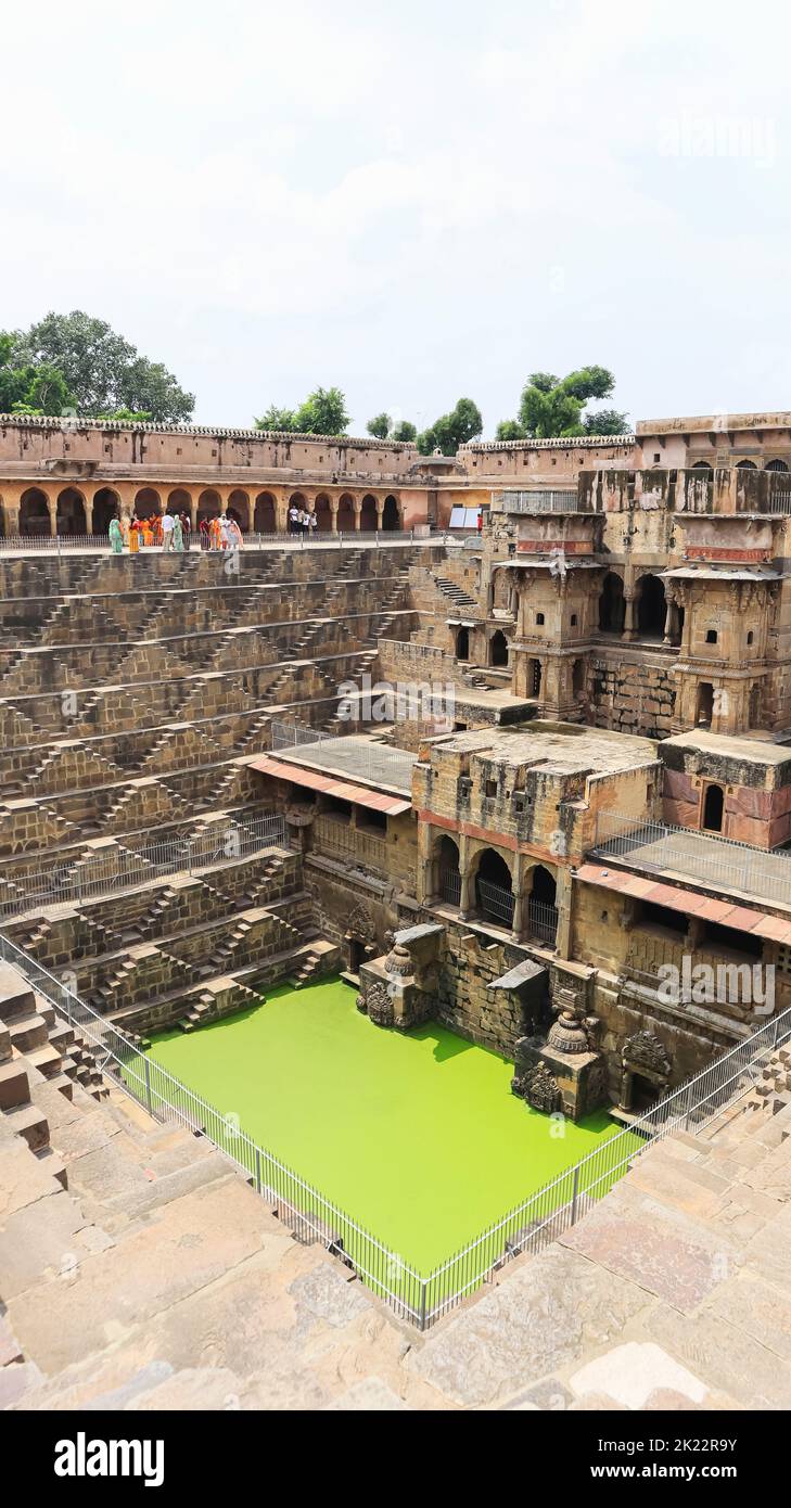INDE, RAJASTHAN, DAUSA, juillet 2022, Tourist à Chand Baori stewell eau et marches de pierre, Abhaneri Banque D'Images
