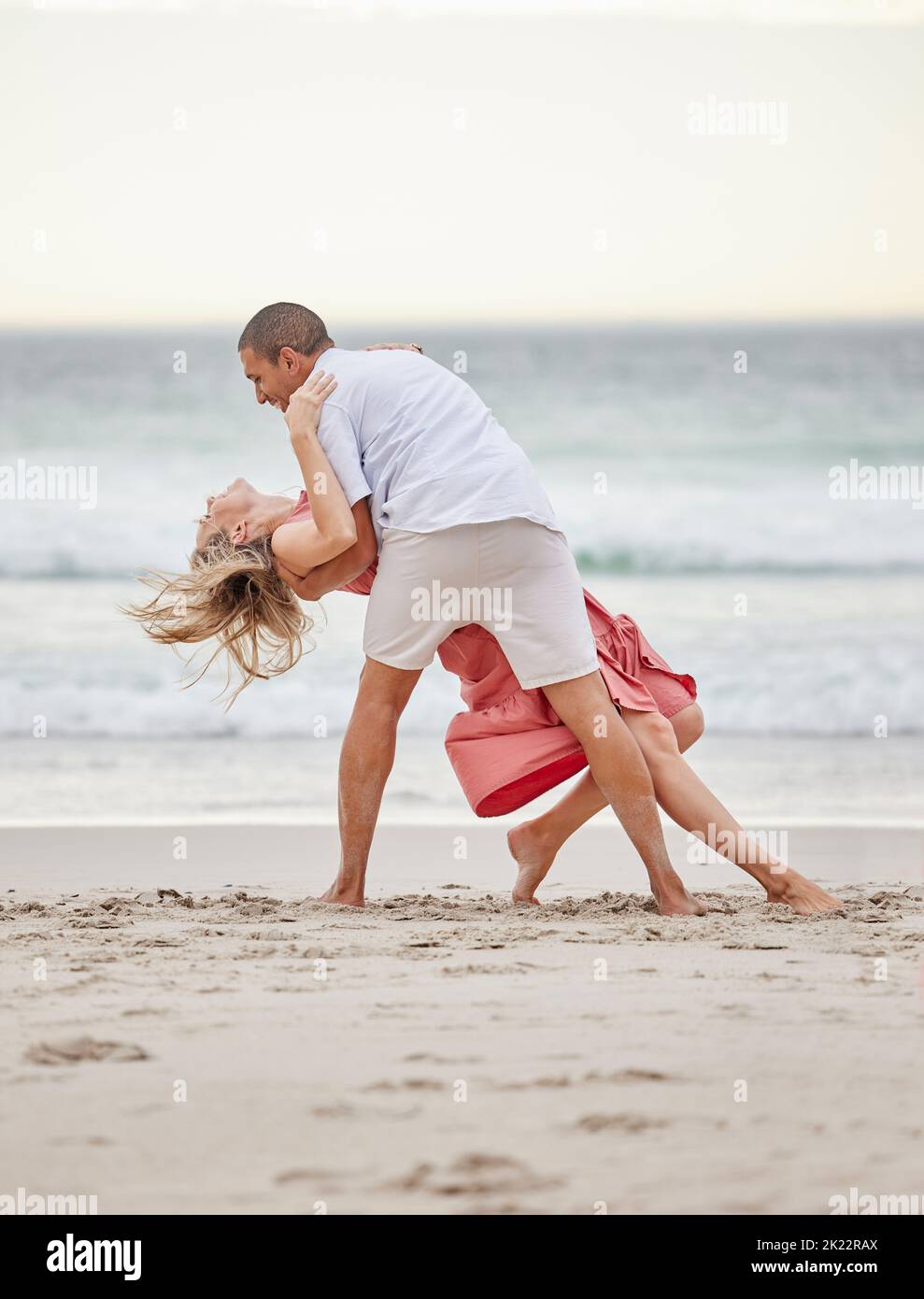 Danse, couple heureux et plage célébrer l'amour, la confiance et l'engagement sur vacances de luxe romantique voyage vacances Bali. Coupe homme et femme ou danseuse Banque D'Images