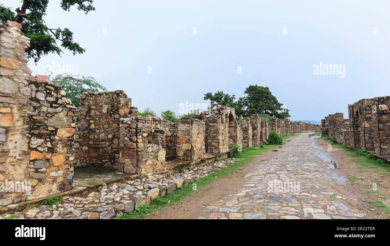 Ancien marché en ruines du fort de Bhangarh, Bhangarh, Rajasthan, Inde. Banque D'Images