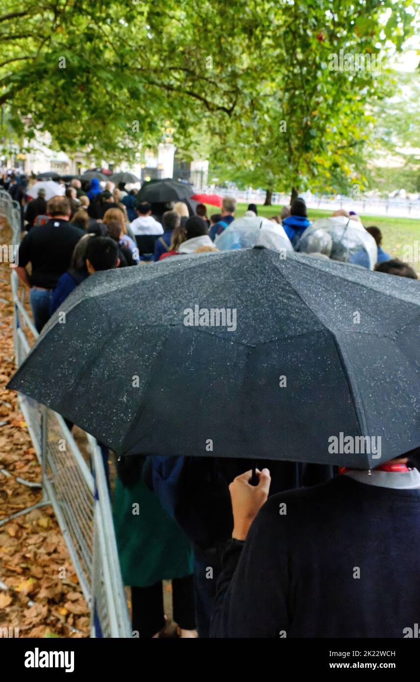 Des tournants au Palais de Buckingham sous la pluie, en respectant après la mort de la reine Elizabeth II, Londres, Angleterre Banque D'Images