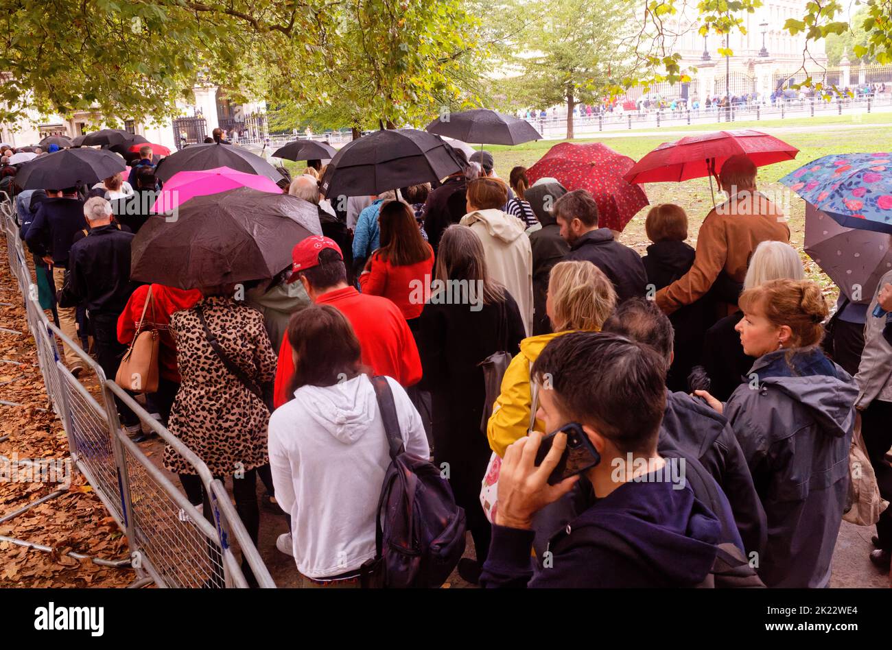 Des tournants au Palais de Buckingham sous la pluie, en respectant après la mort de la reine Elizabeth II, Londres, Angleterre Banque D'Images