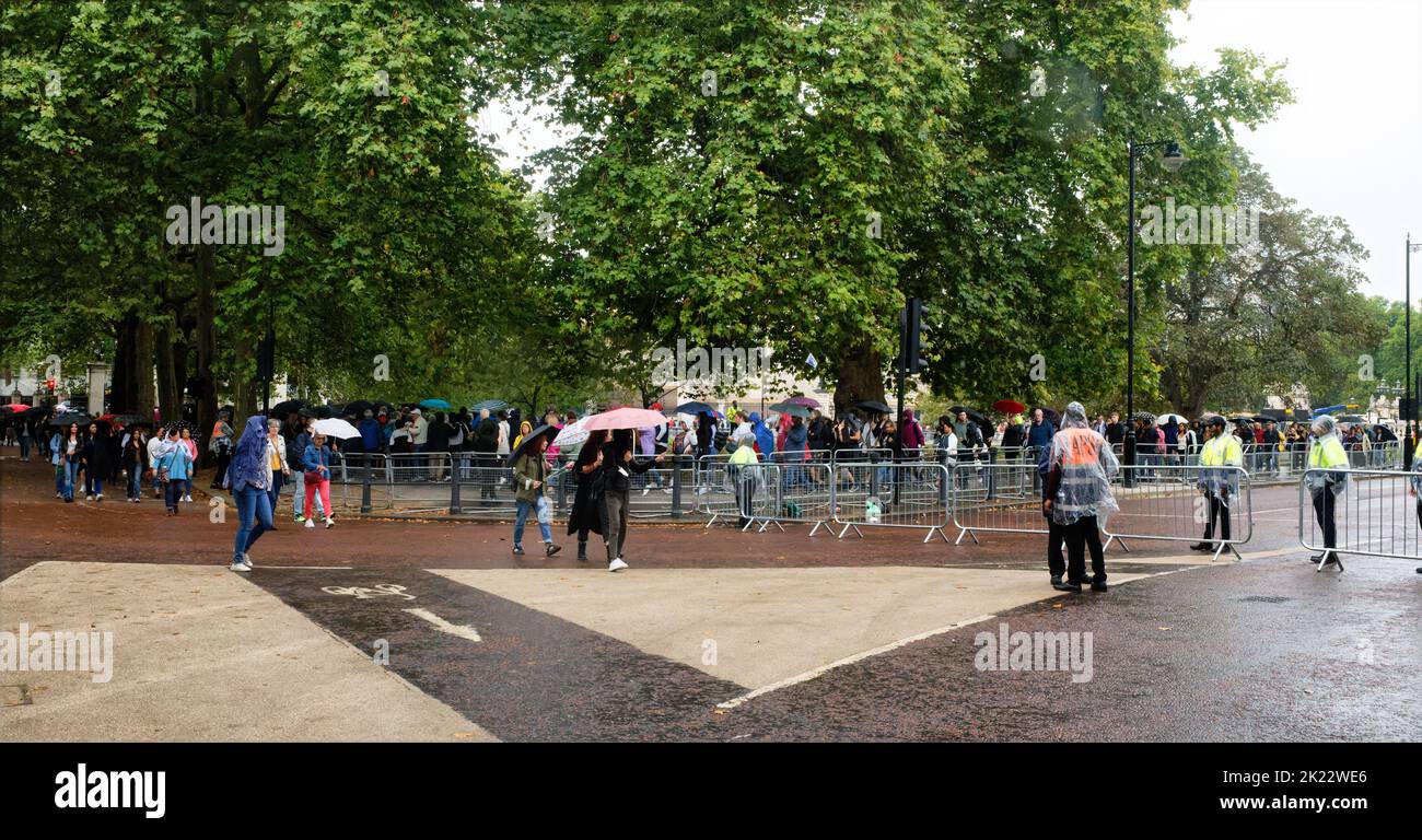 Des tournants au Palais de Buckingham sous la pluie, en respectant après la mort de la reine Elizabeth II, Londres, Angleterre Banque D'Images