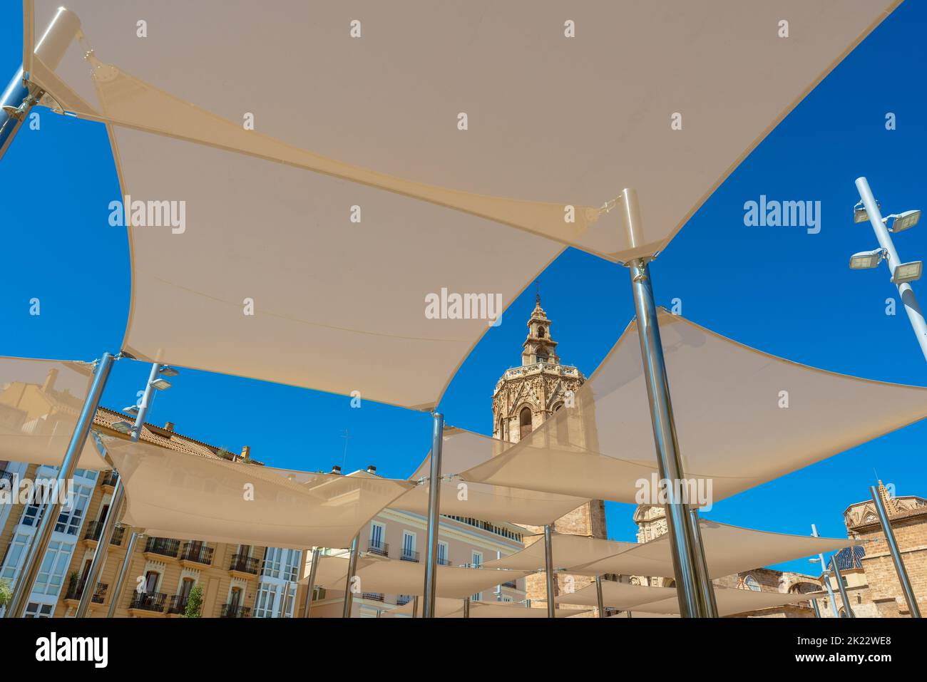 Paysage urbain animé de Valence avec la cathédrale de la ville et son célèbre clocher connu sous le nom de Micalet ou Miguelete contre le ciel bleu Banque D'Images