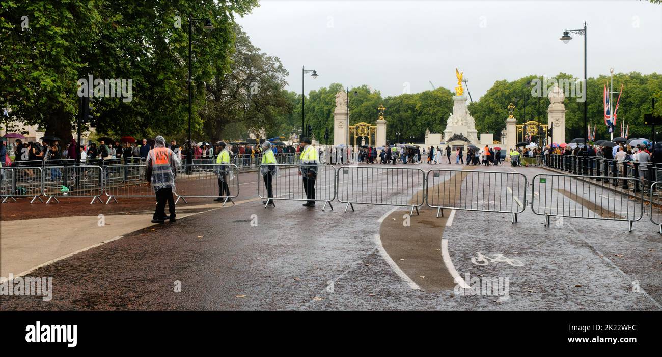 Des tournants au Palais de Buckingham sous la pluie, en respectant après la mort de la reine Elizabeth II, Londres, Angleterre Banque D'Images