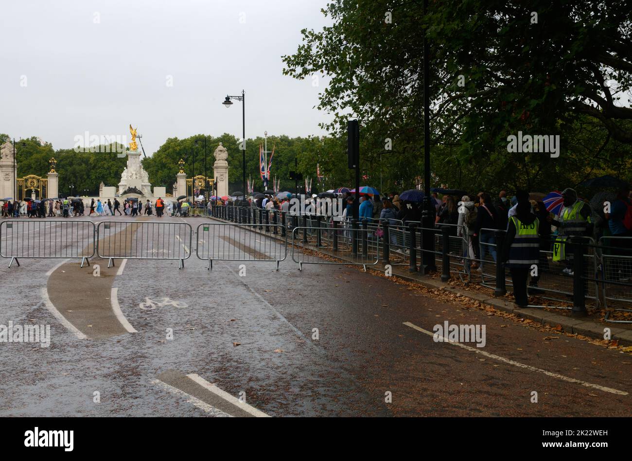 Des tournants au Palais de Buckingham sous la pluie, en respectant après la mort de la reine Elizabeth II, Londres, Angleterre Banque D'Images