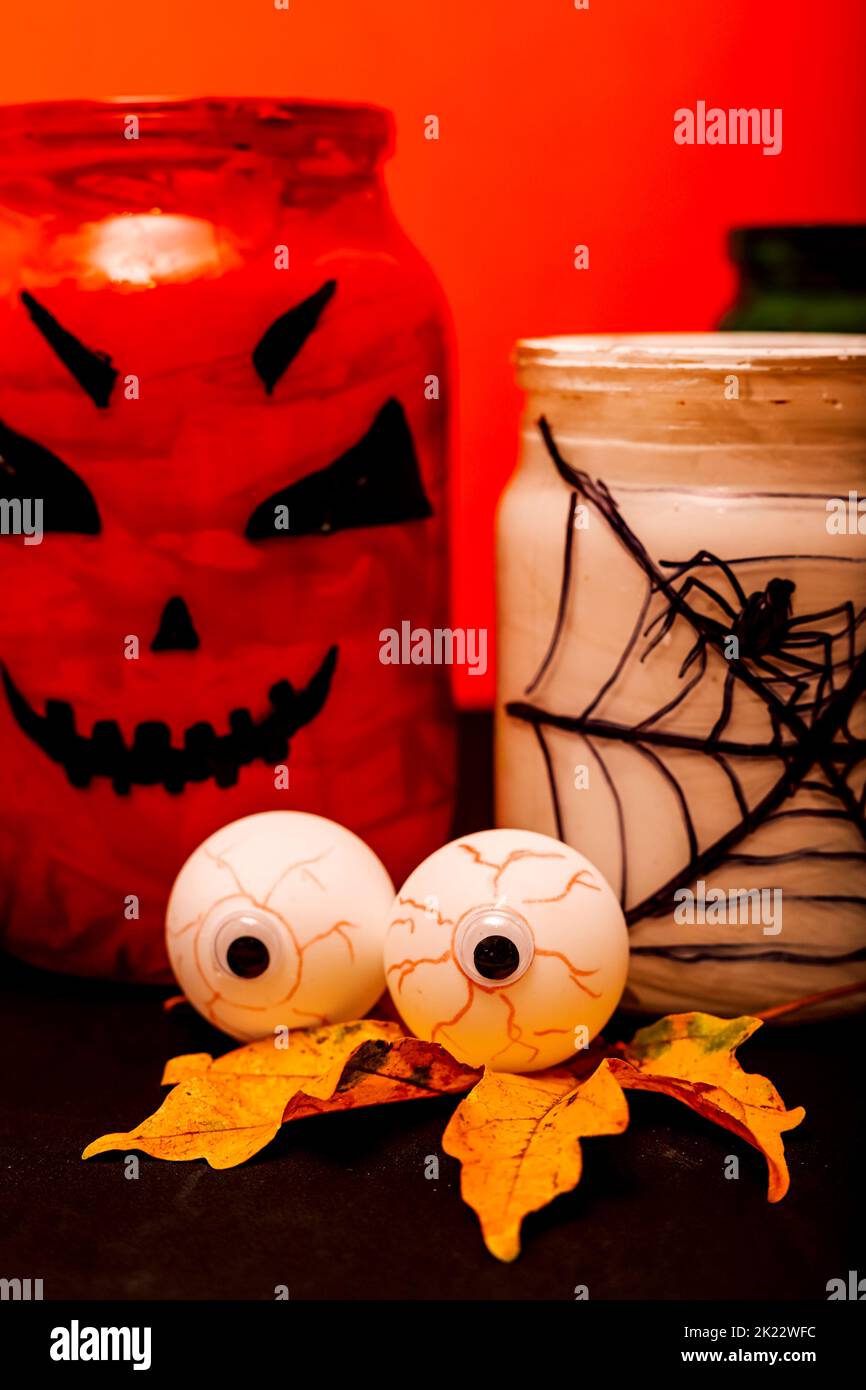 Composition d'Halloween des yeux, de la citrouille et d'un pot avec une araignée Banque D'Images