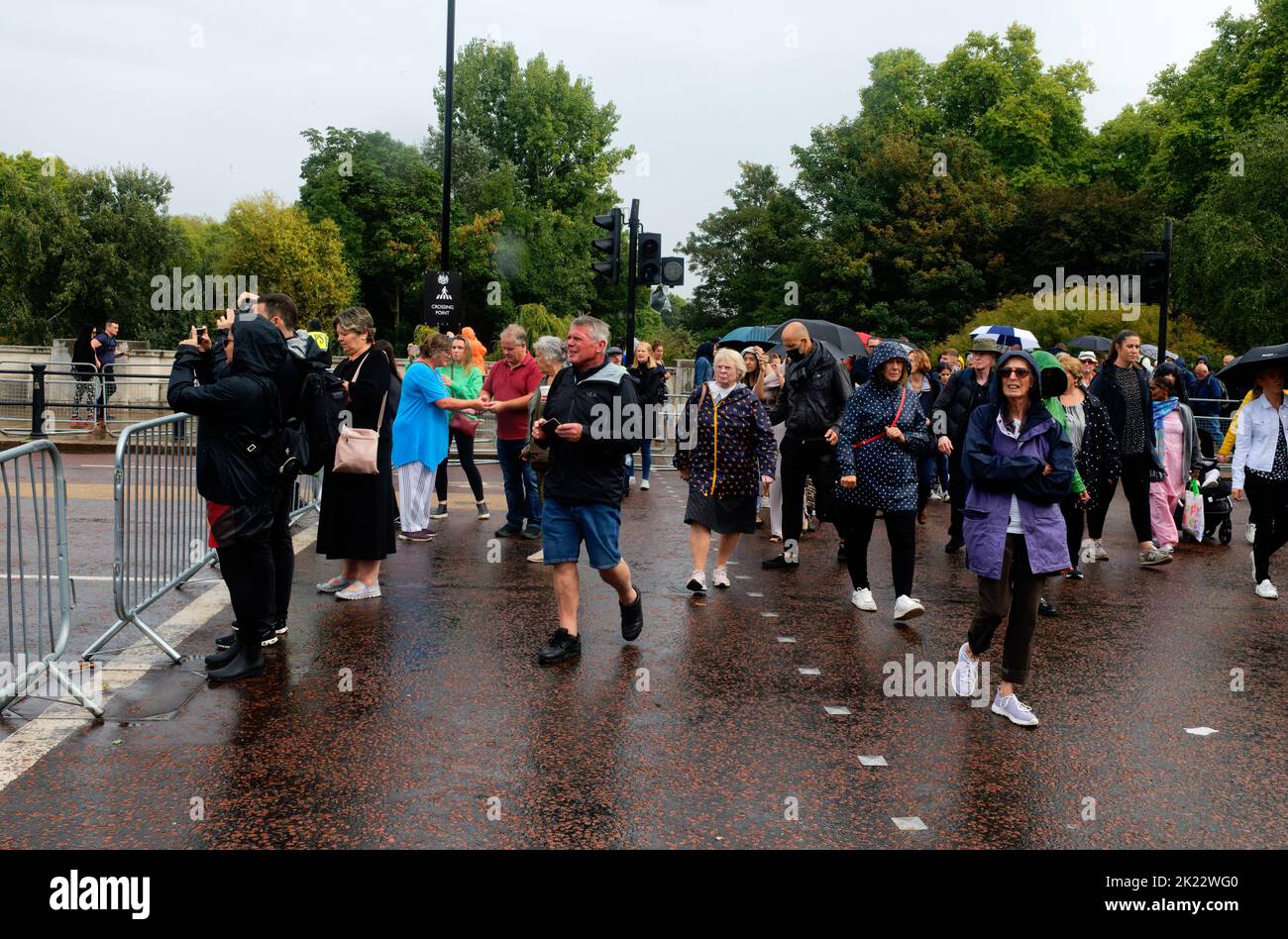 Des tournants au Palais de Buckingham sous la pluie, en respectant après la mort de la reine Elizabeth II, Londres, Angleterre Banque D'Images
