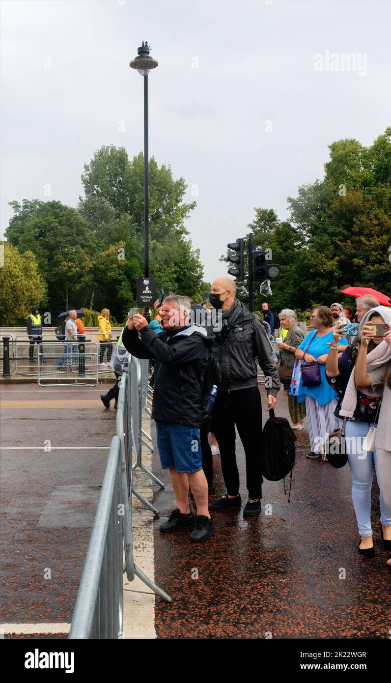 Des tournants au Palais de Buckingham sous la pluie, en respectant après la mort de la reine Elizabeth II, Londres, Angleterre Banque D'Images