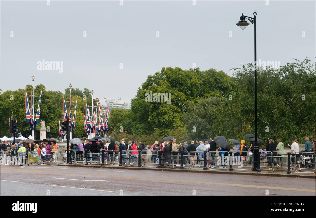 Des tournants au Palais de Buckingham sous la pluie, en respectant après la mort de la reine Elizabeth II, Londres, Angleterre Banque D'Images