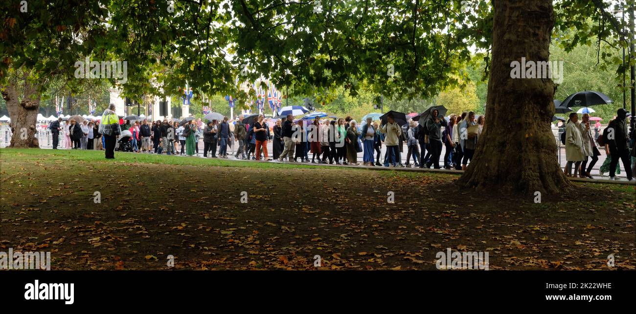 Des tournants au Palais de Buckingham sous la pluie, en respectant après la mort de la reine Elizabeth II, Londres, Angleterre Banque D'Images