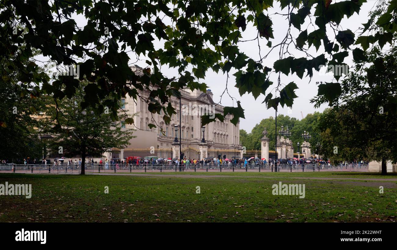 Des tournants au Palais de Buckingham sous la pluie, en respectant après la mort de la reine Elizabeth II, Londres, Angleterre Banque D'Images